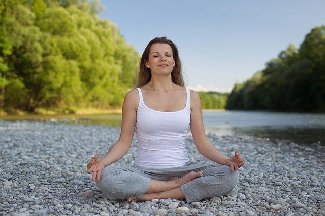 mujer en postura de loto en yoga